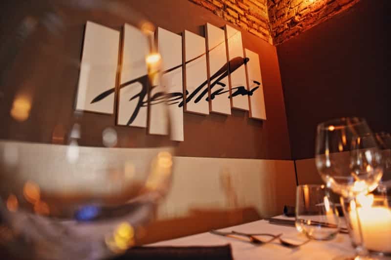 Tavola apparecchiata con insegna | Ristorante Fellini