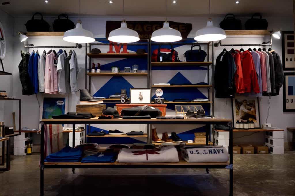 Arredamento di un negozioabbigliamento scaffali illuminati