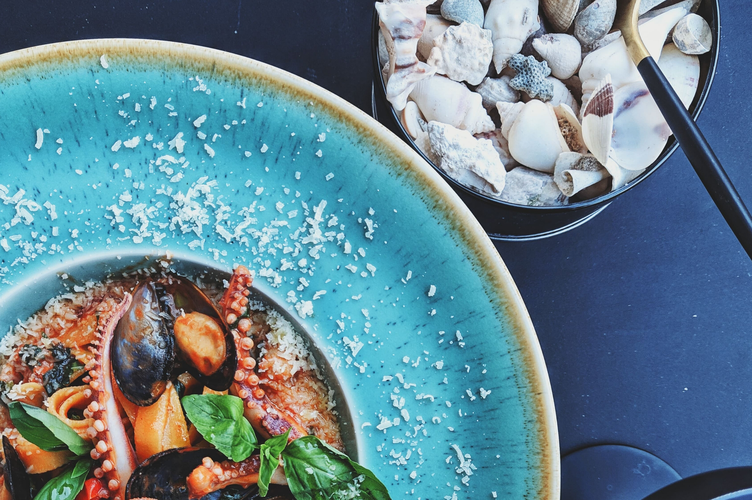 mise en place per un ristorante al mare