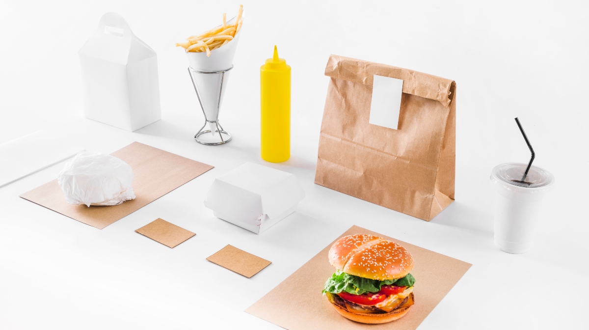 Apparecchiatura da asporto, con hamburgher, patatine fritte, dispenser salsa