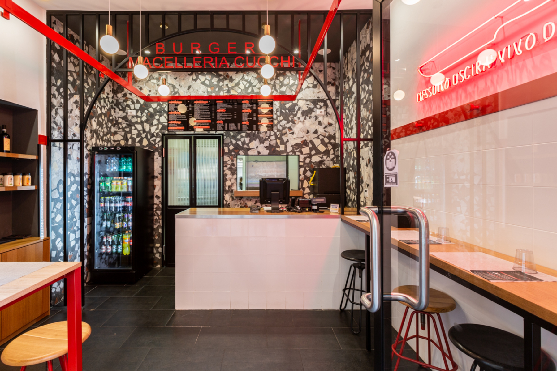 Ingresso bancone Burgers Macelleria Cucchi con luci al neon e illuminazione led | LocaliArreda