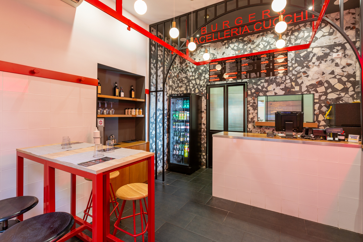 Tavoli e cantina Burgers Macelleria Cucchi con luci al neon e illuminazione led | LocaliArreda