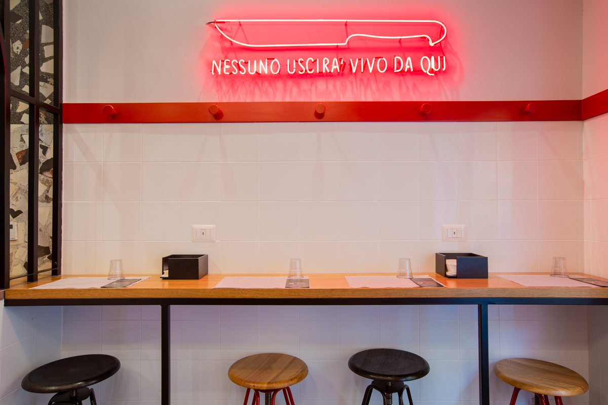 Banconi laterali Burgers Macelleria Cucchi con luce al neon e sgabelli | LocaliArreda