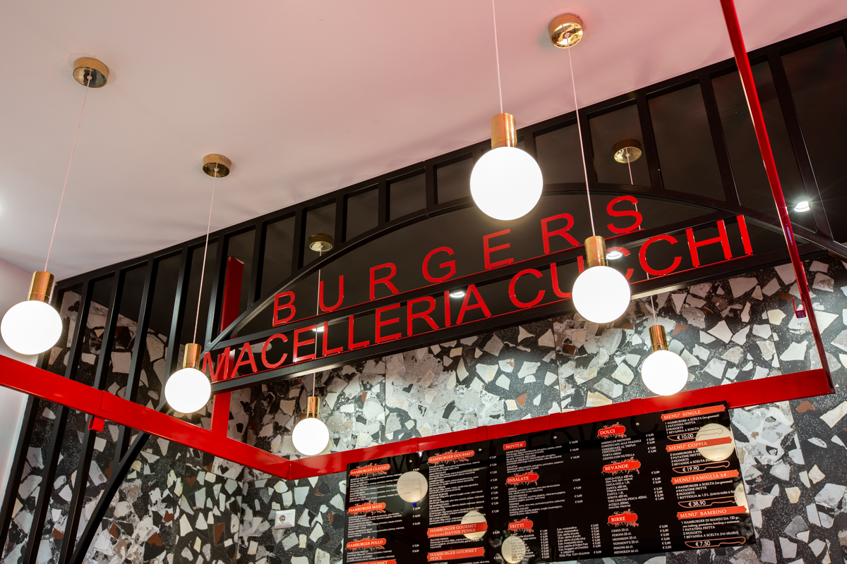 Soffitto Macelleria Cucchi con luci al neon e illuminazione led | LocaliArreda