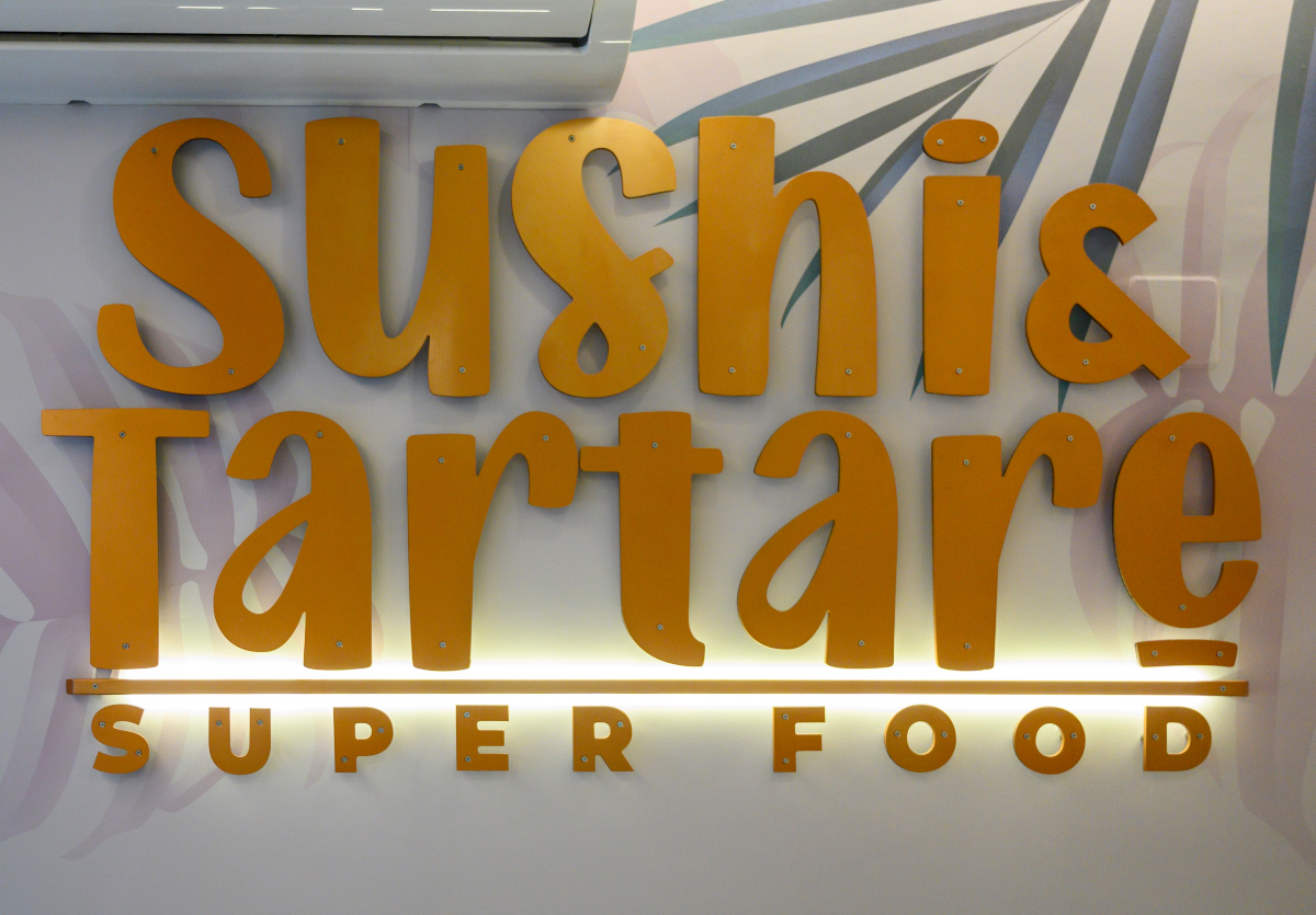 Sushi e Tartare Super Food Insegna | LocaliArreda