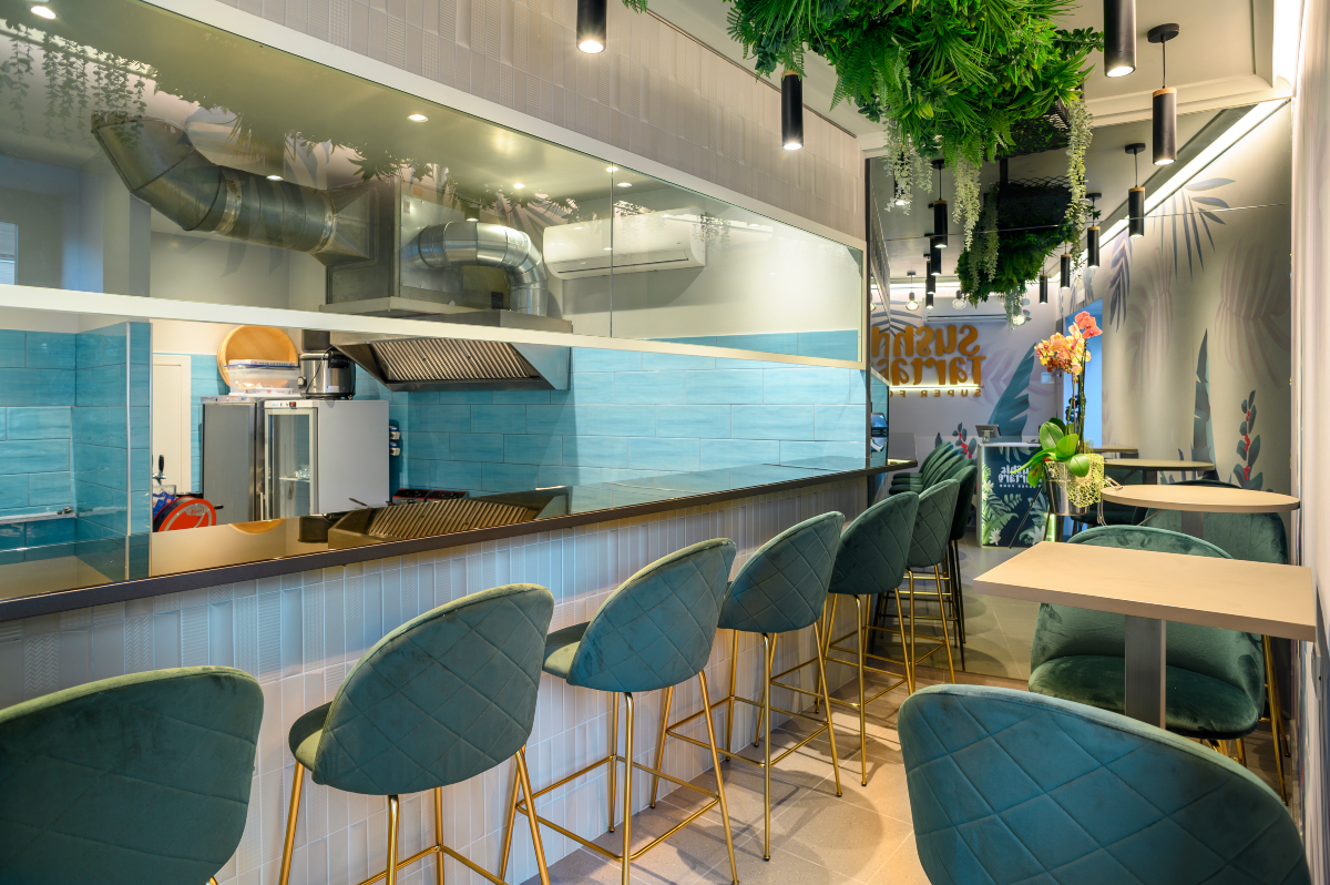 Sushi e Tartare Super Food bancone con sedie e cucina a vista, tavolinetti | LocaliArreda