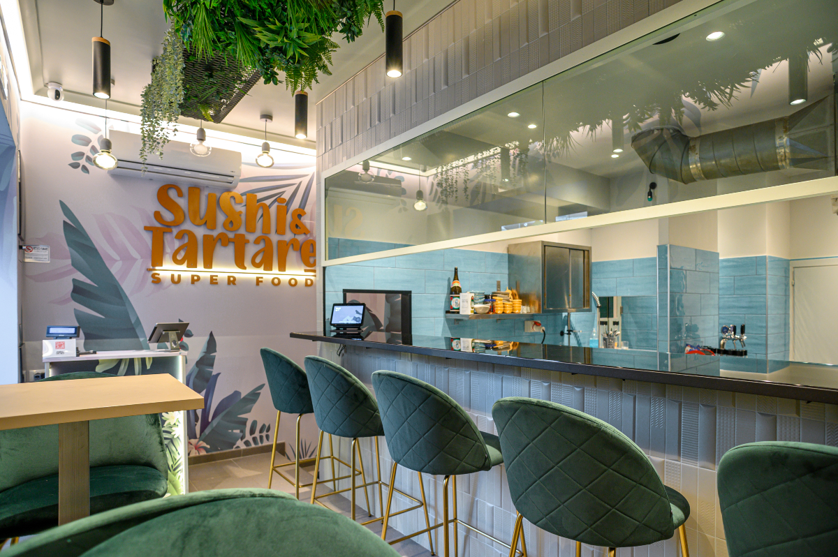 Sushi e Tartare Super Food bancone con sedie | LocaliArreda