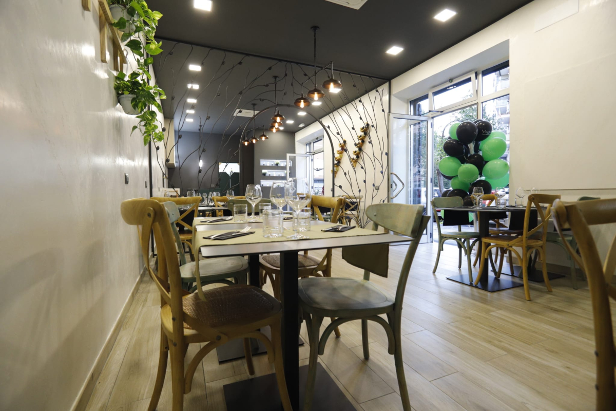 Voglia Trattoria Contemporanea, tavoli apparecchiati e sedie, decorazioni floreali e palloncini | LocaliArreda