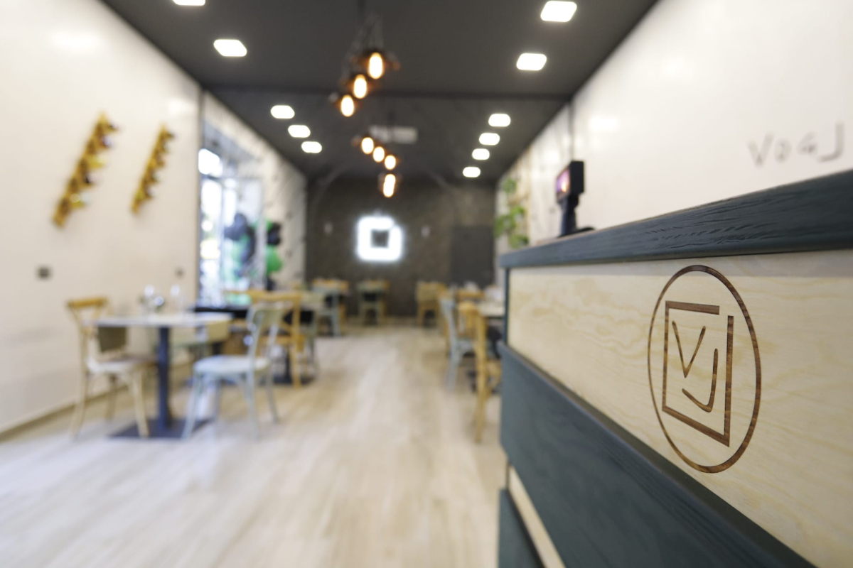 Voglia Trattoria Contemporanea, sala con cassa | LocaliArreda