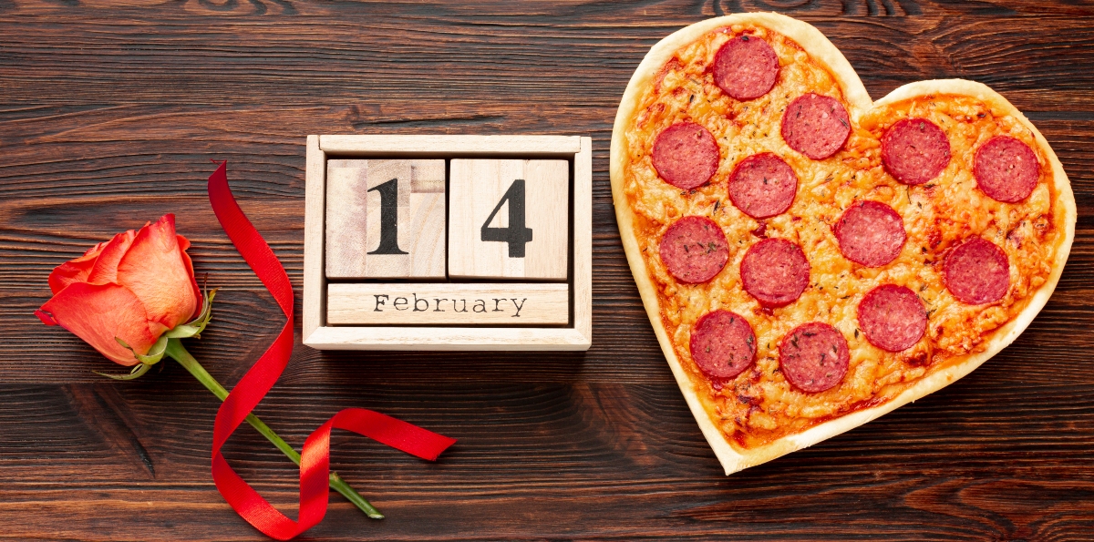 Pizza al salame a forma di cuore con rosa e calendario 14 febbraio San Valentino