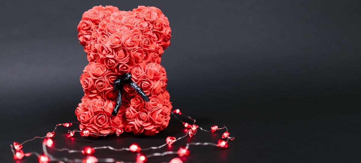 Orsacchiotto fatto di rose con luci colorate per San Valentino