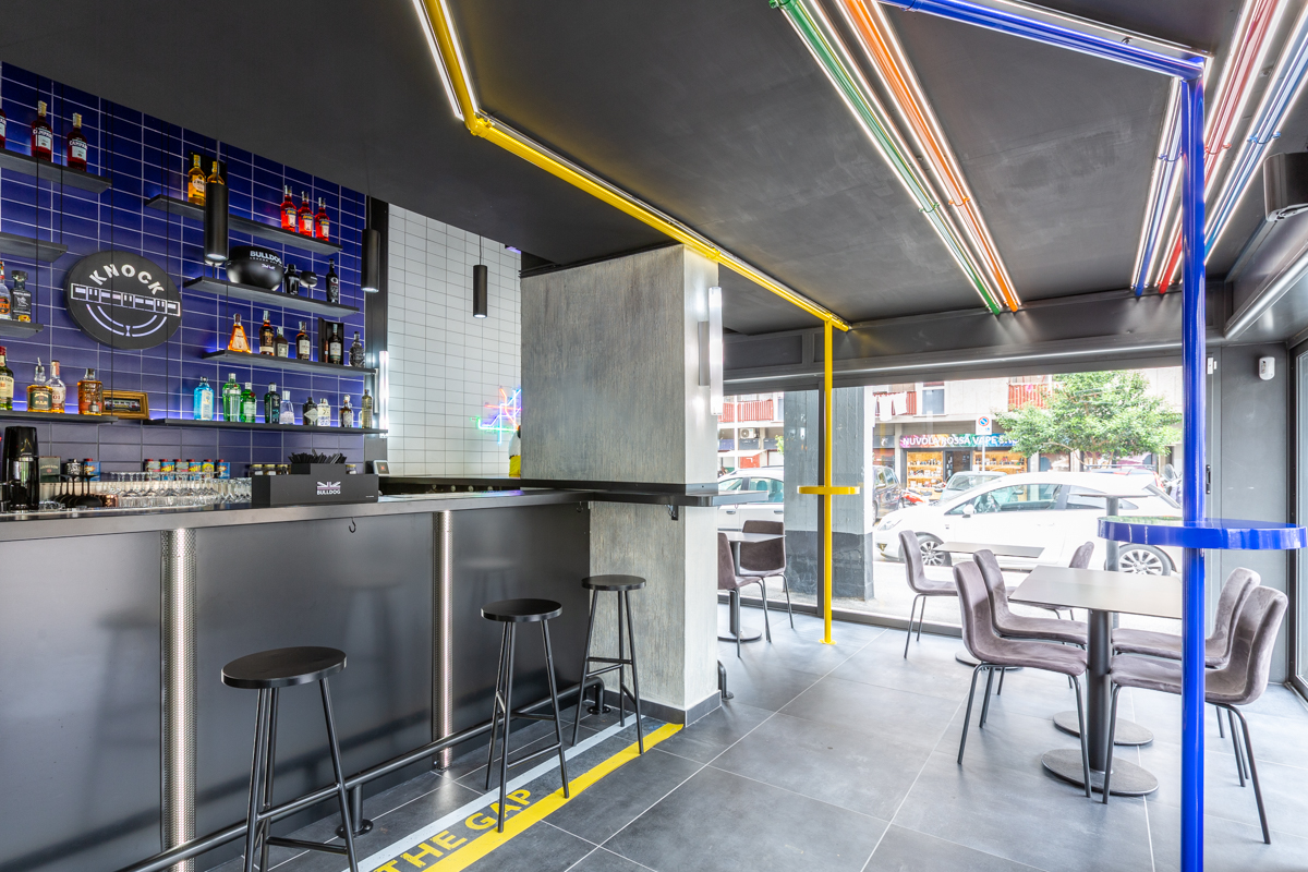 Knock Street Bar sala con bancone