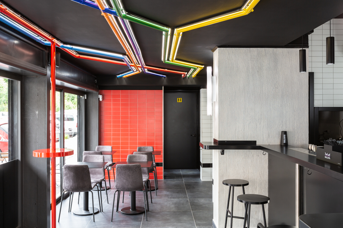 Knock Street Bar Sala con tavoli, sedie sgabelli e bacone