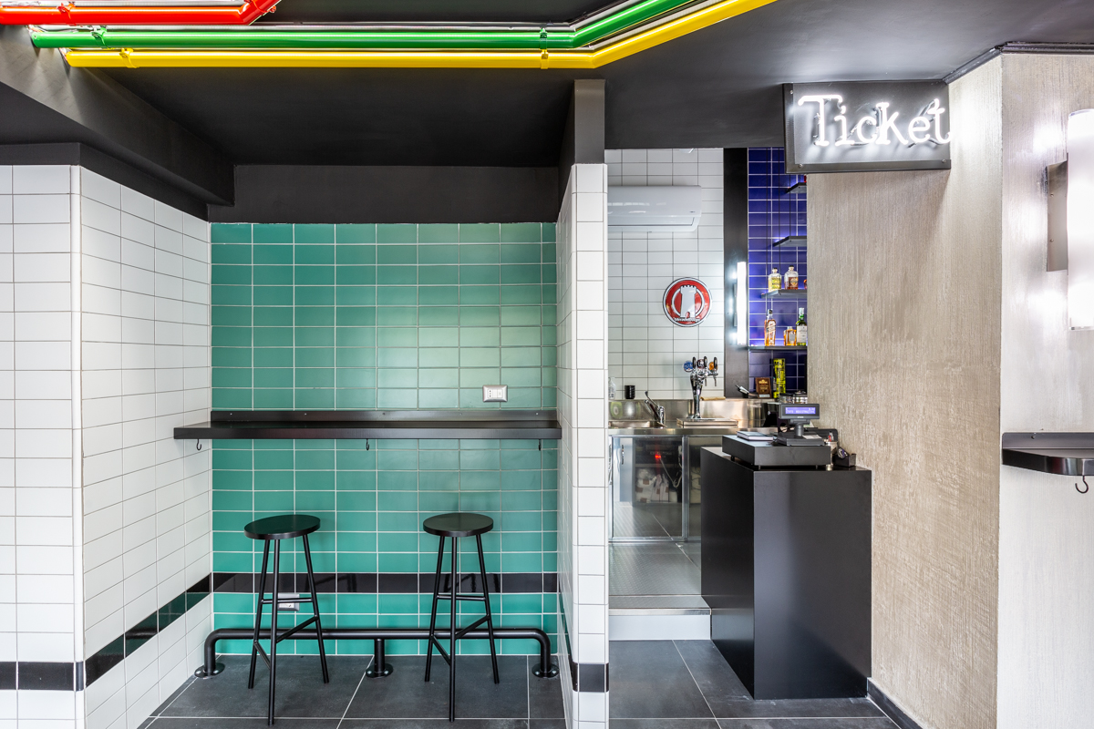 Knock Street Bar tavolini al muro con sgabelli