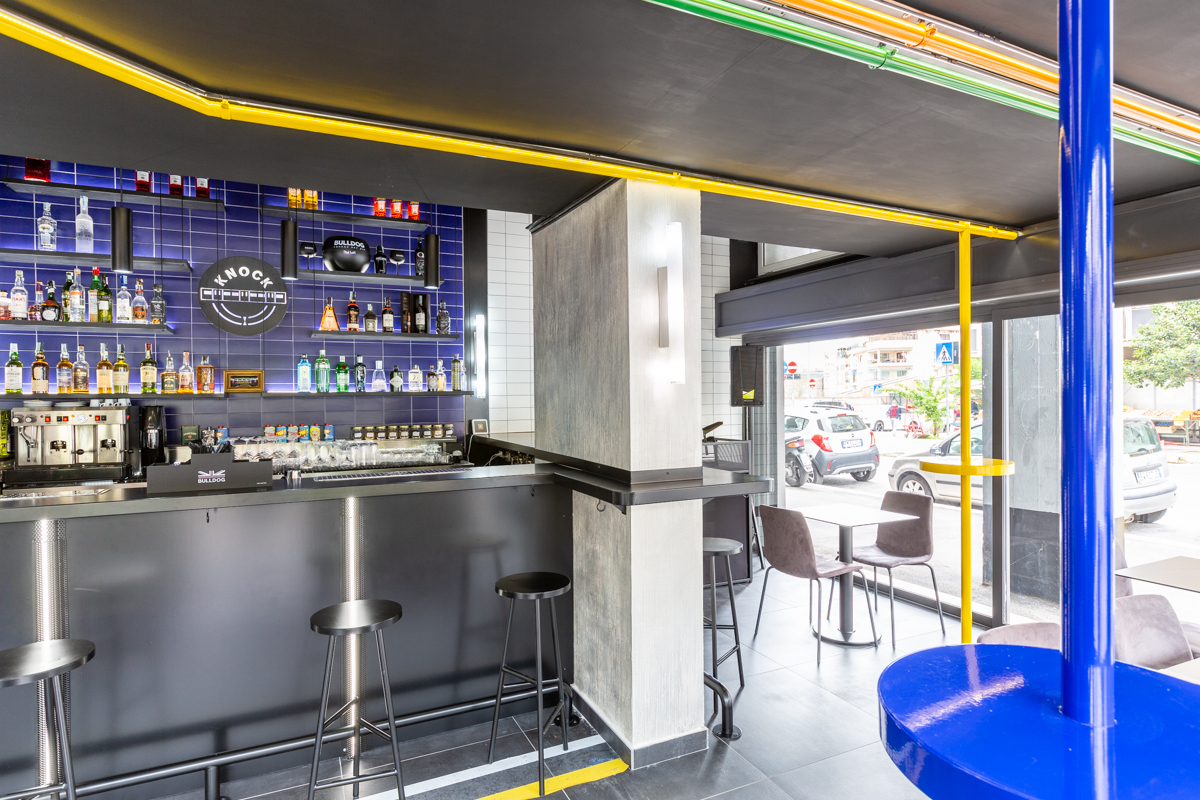 Knock Street Bar bancone con sgabelli e tavolino stand up