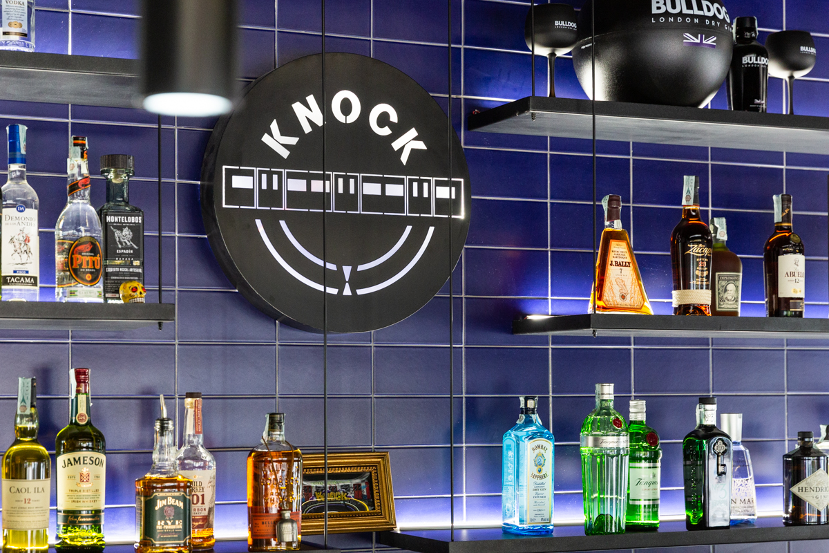 Knock Street Bar mensole dei liquori con insegna