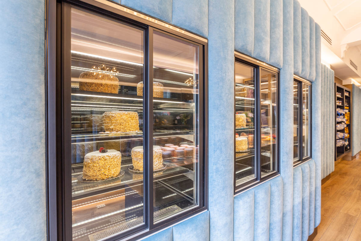 Pasticceria Cavalletti pareti in velluto blu con frigo a incasso