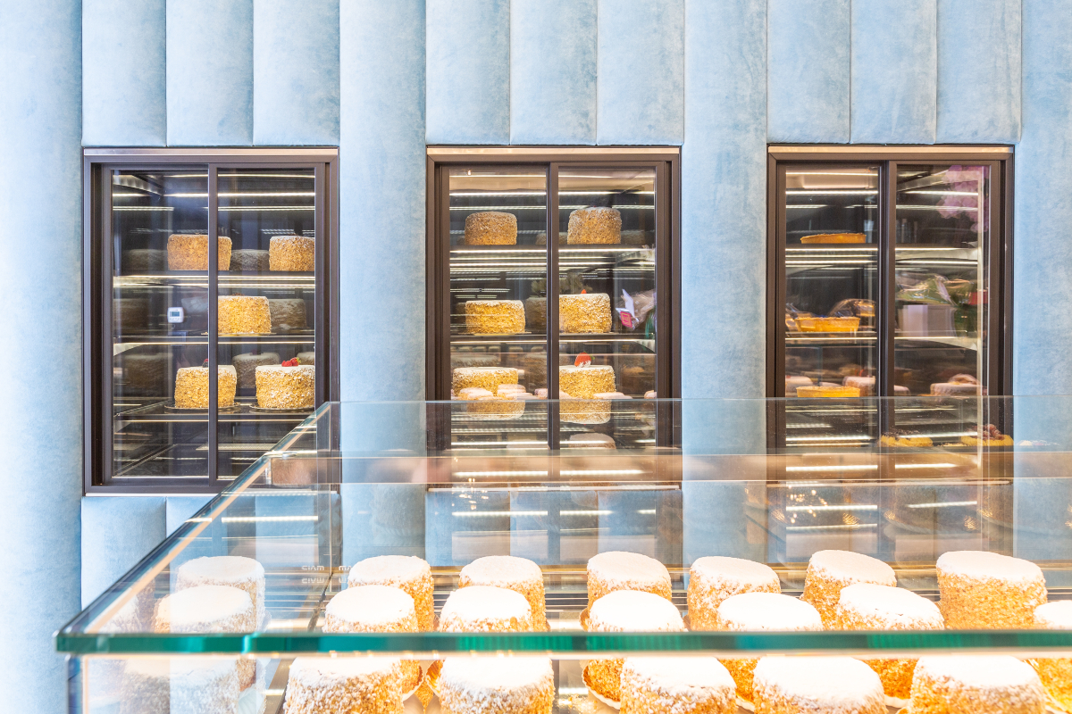 Pasticceria Cavalletti pareti in velluto blu con frigo da incasso e bancone