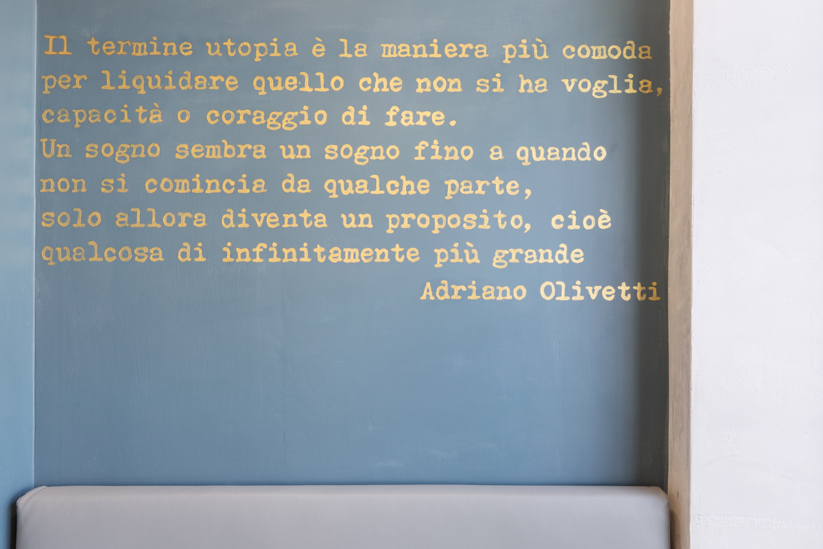 Caffetteria Lettera 22  parete con frase di Olivetti