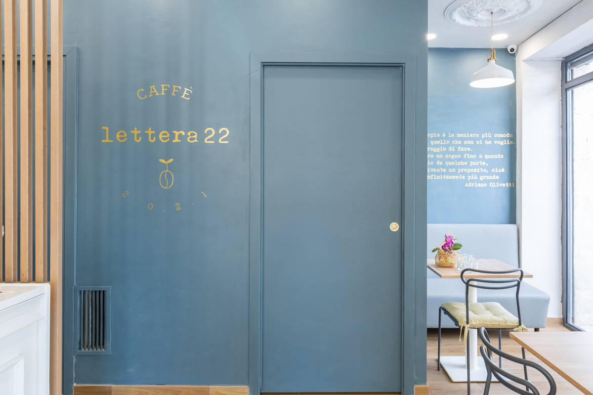 Caffetteria Lettera 22  insegna e porta