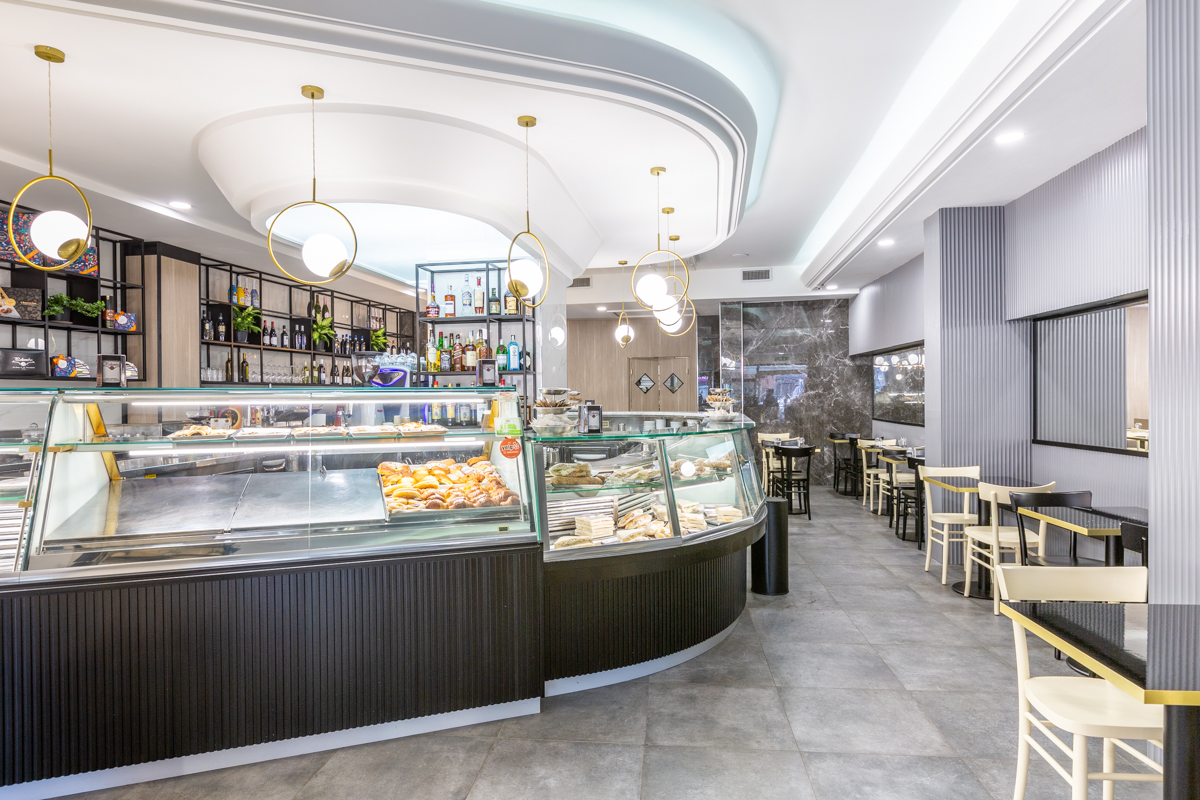 Pasticceria Palumbo bancone, tavoli e sedie su parete grigia