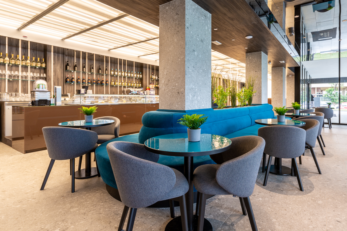Foodesign Lounge Bar panca in velluto e poltroncine