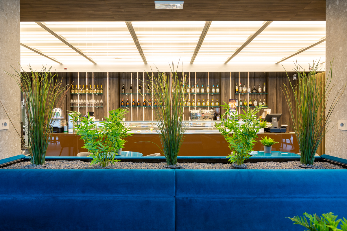 Foodesign Lounge Bar panca color ottanio con piante