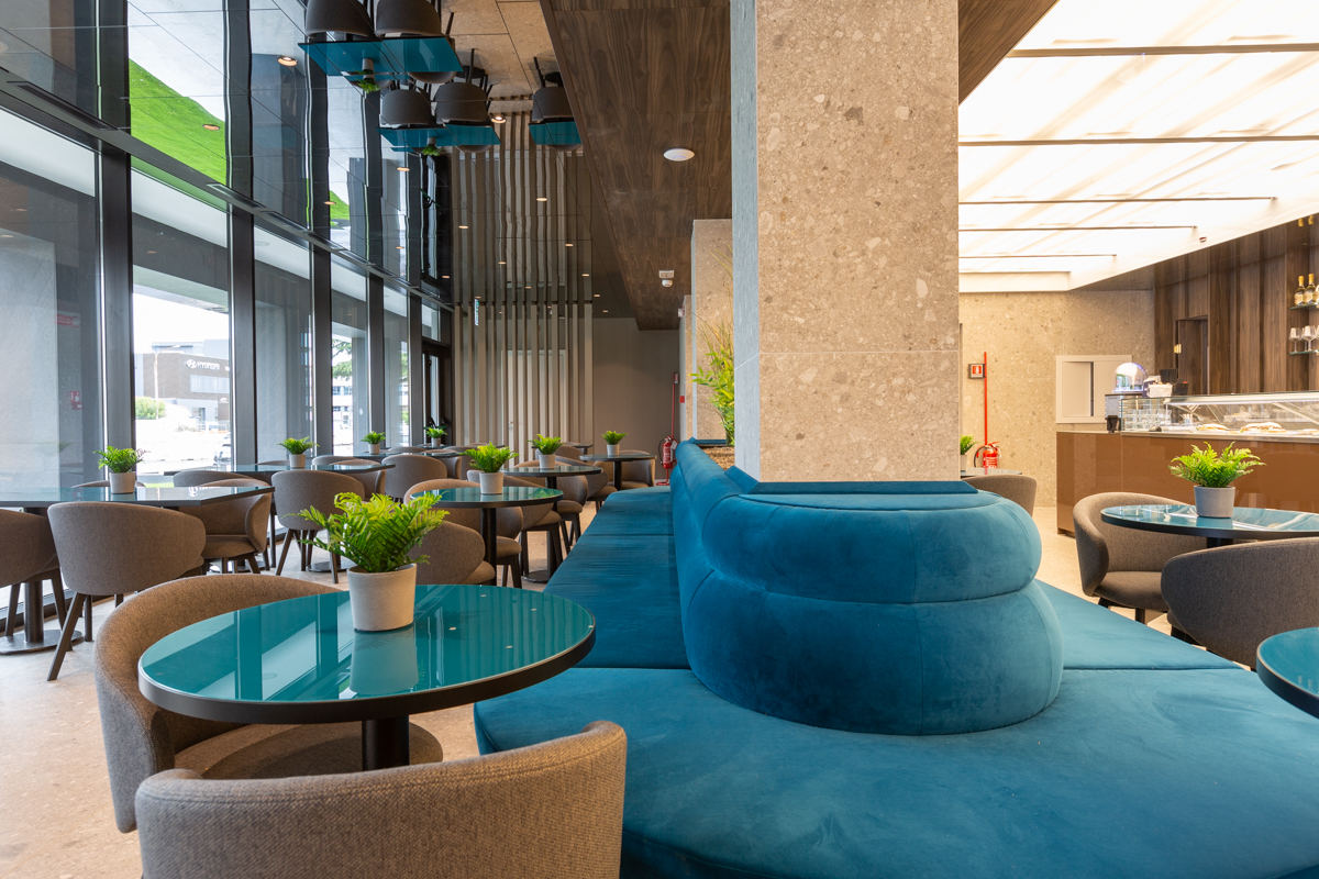 Foodesign Lounge Bar sala con panca color ottanio