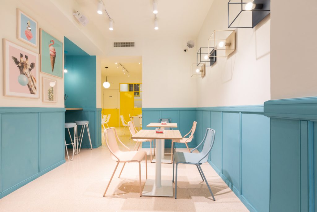 Caffetteria gelateria Gelatik, sala celeste pastello con tavolini e sedie