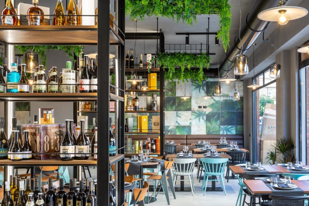 Ristorante Tipo 0 sala con scaffalatura industriale e bottiglie