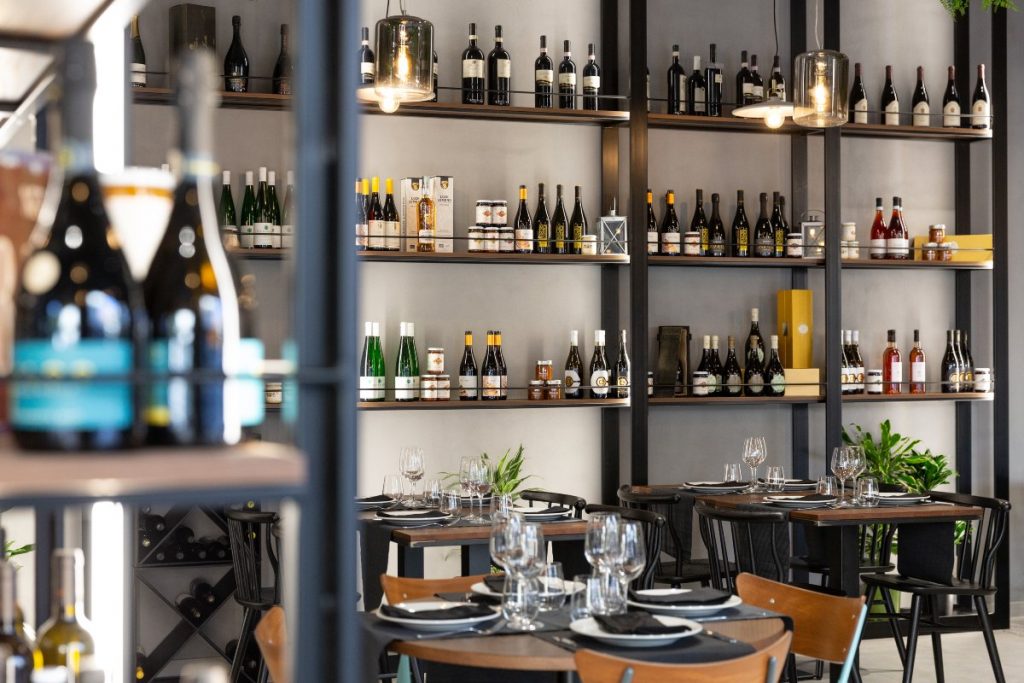 Ristorante Tipo 0 scaffalatura industriale con bottiglie