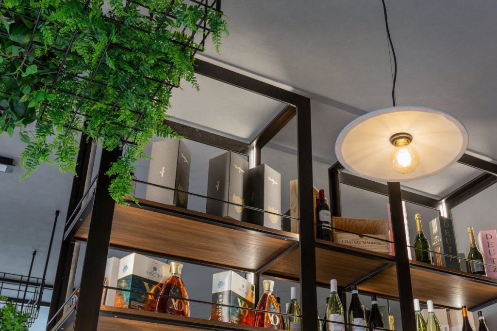 Ristorante Tipo 0 luce industrial e soffitto verde