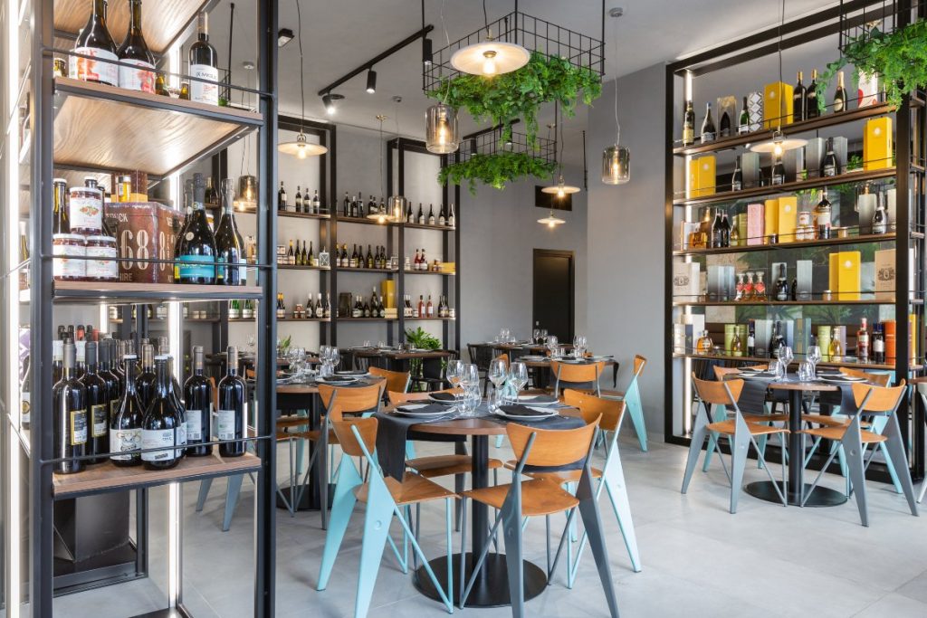 Ristorante Tipo 0 sala con tavoli e sedie illuminazione industrial