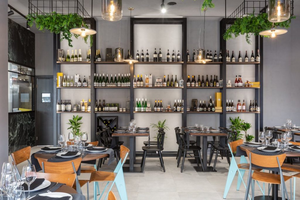 Ristorante Tipo 0 sala e parete stile industrial con vini