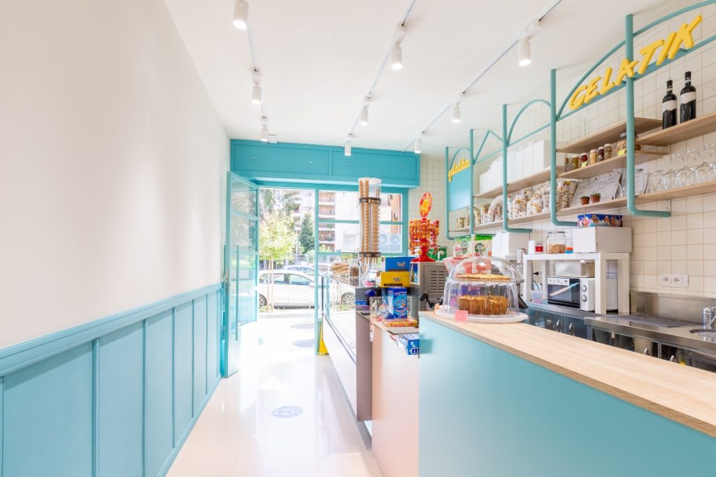 Caffetteria gelateria Gelatik, ingresso con bancone colori pastello