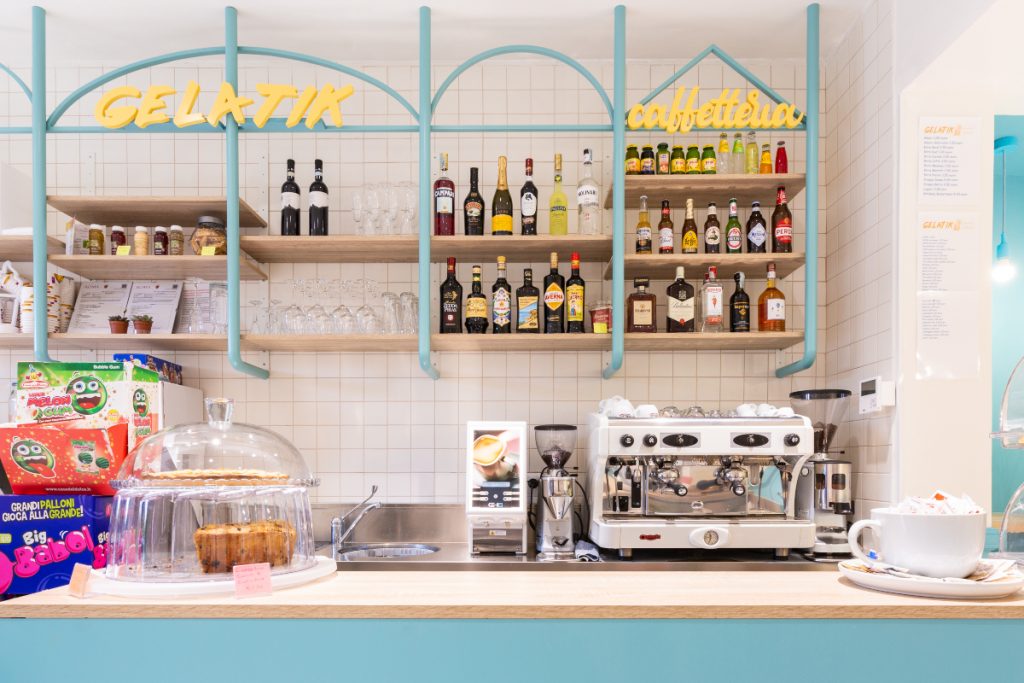 Caffetteria gelateria Gelatik, bancone celeste pastello con insegna