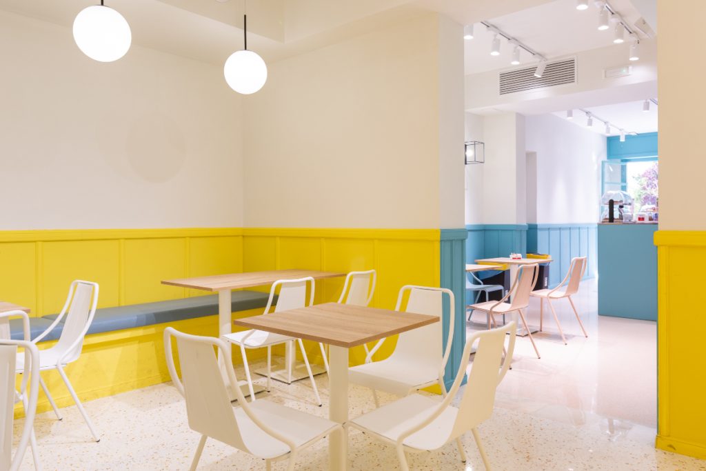 Caffetteria gelateria Gelatik, sala gialla pastello con tavolini e sedie