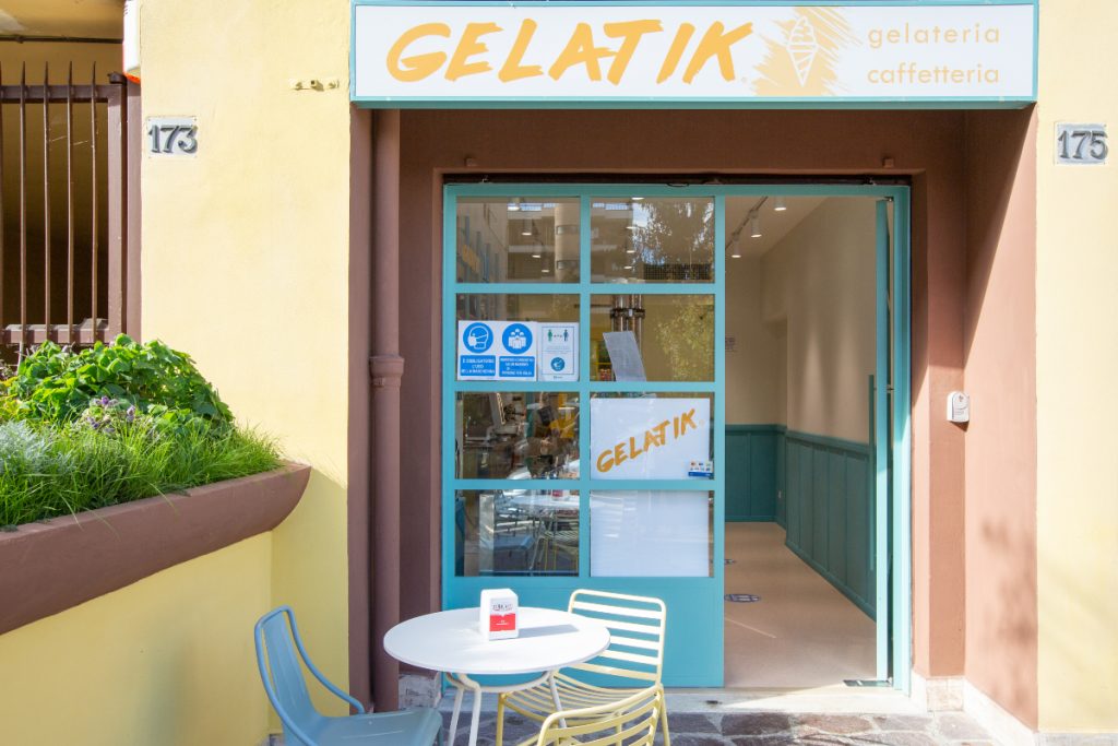 Caffetteria gelateria Gelatik, ingresso con insegna