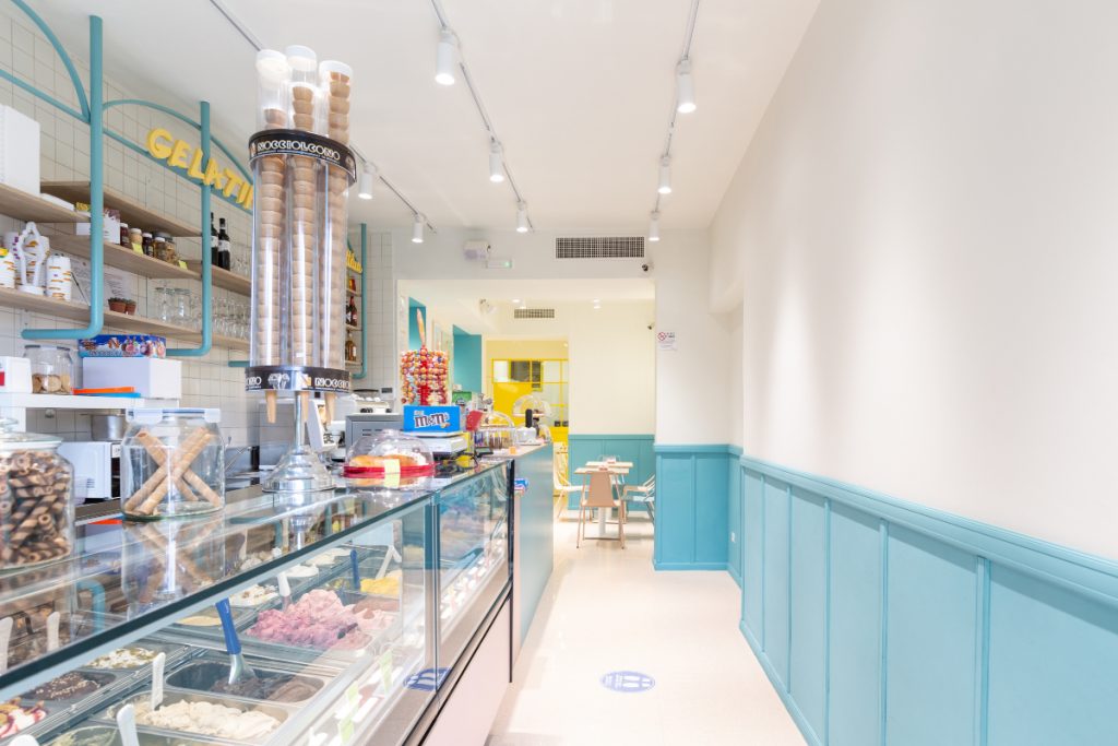 Caffetteria gelateria Gelatik, bancone freezer con gelato