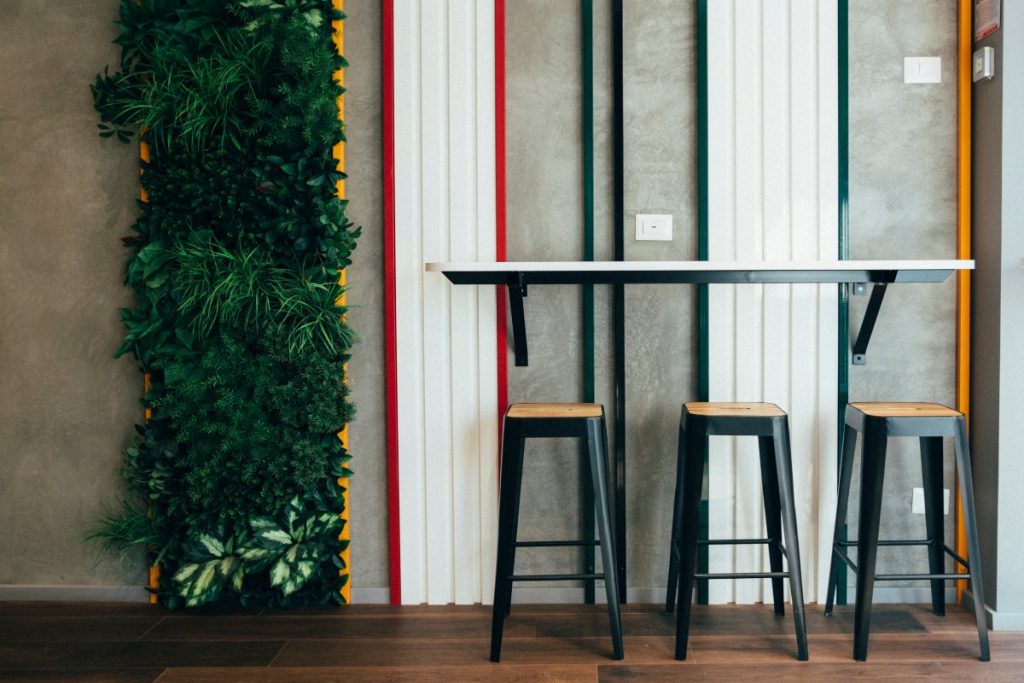 Pizzeria Pomò giardino verticale mensola con sgabelli