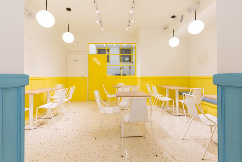 Caffetteria gelateria Gelatik, ingresso sala giallo pastello con laboratorio a vista