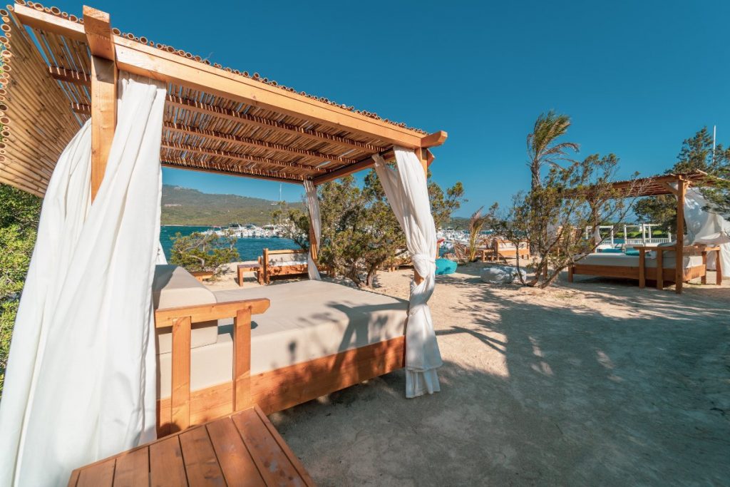 Ristorante, Lido, Stabilimento balneare The Bay (Costa Smeralda) gazebo in legno sulla spiaggia