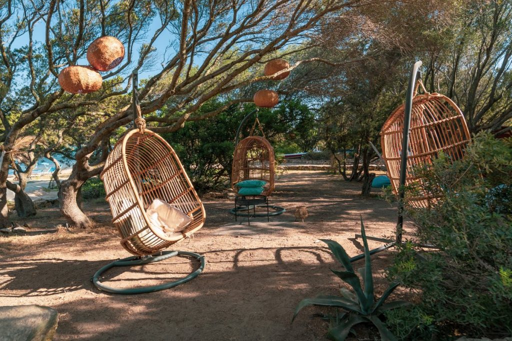 Ristorante, Lido, Stabilimento balneare The Bay (Costa Smeralda) poltrone in vimini appese