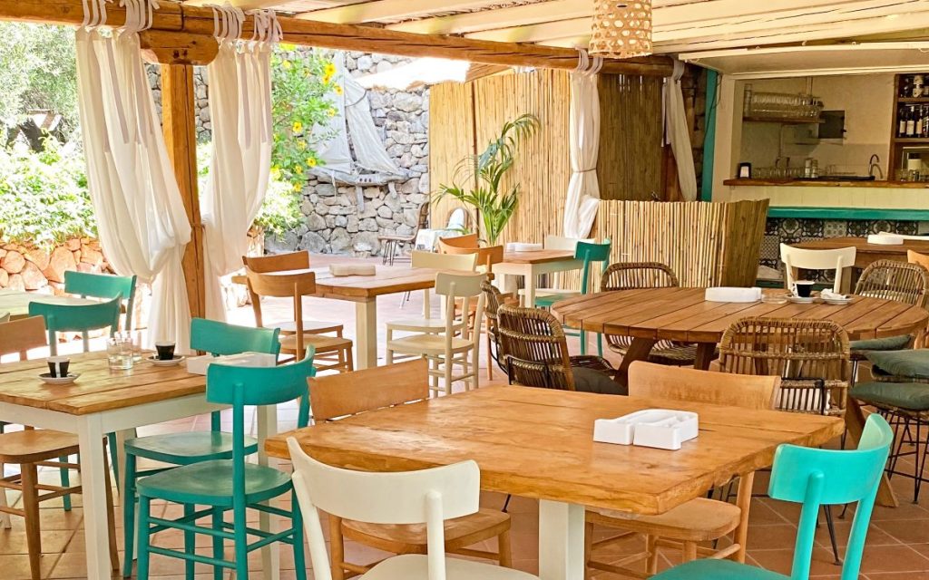 Ristorante, Lido, Stabilimento balneare The Bay (Costa Smeralda) zona ristorante con tavolini e sedie