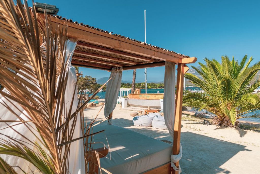 Ristorante, Lido, Stabilimento balneare The Bay (Costa Smeralda) gazebo sulla spiaggia