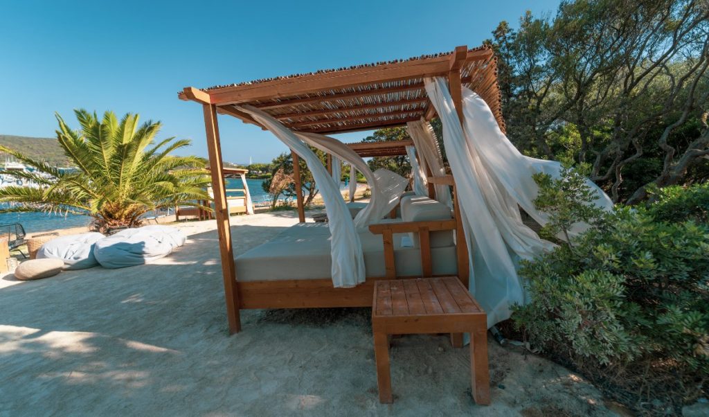 Ristorante, Lido, Stabilimento balneare The Bay (Costa Smeralda) gazebo sulla spiaggia
