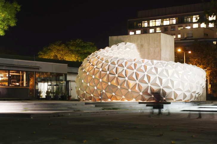 edificio in bioplastica bianca, parete bianca in plastica riciclata, plastica ecologica