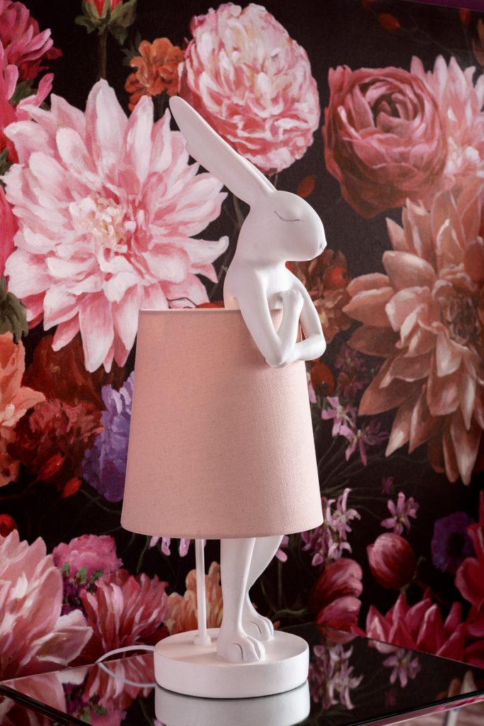 Lampada coniglio bianco e rosa con fiori rosa sullo sfondo
