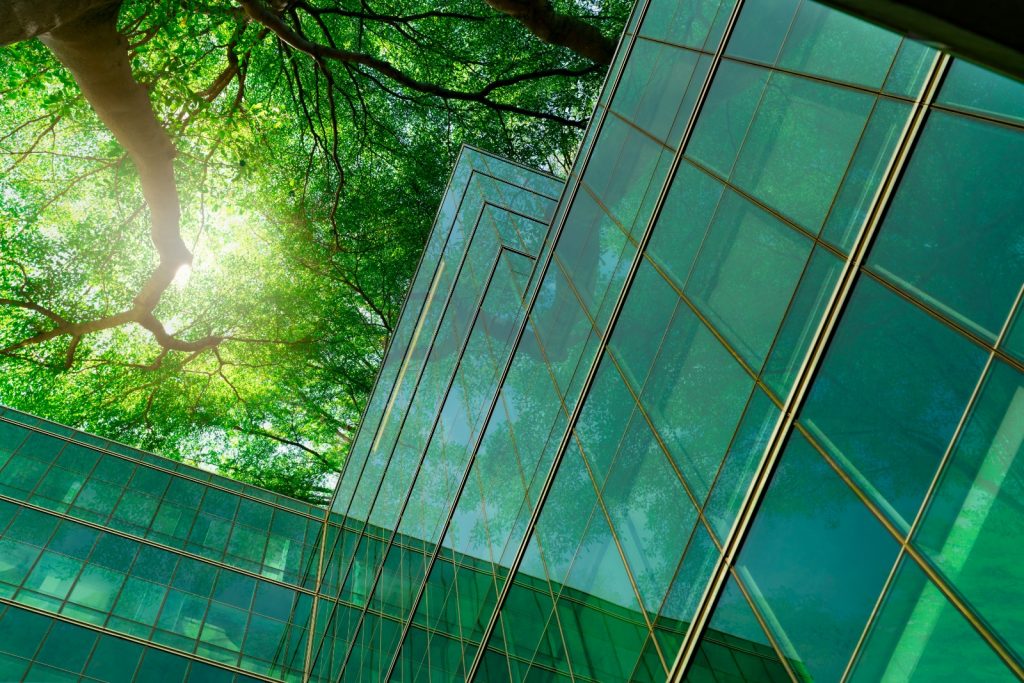 edificio sostenibile di vetro con alberi
