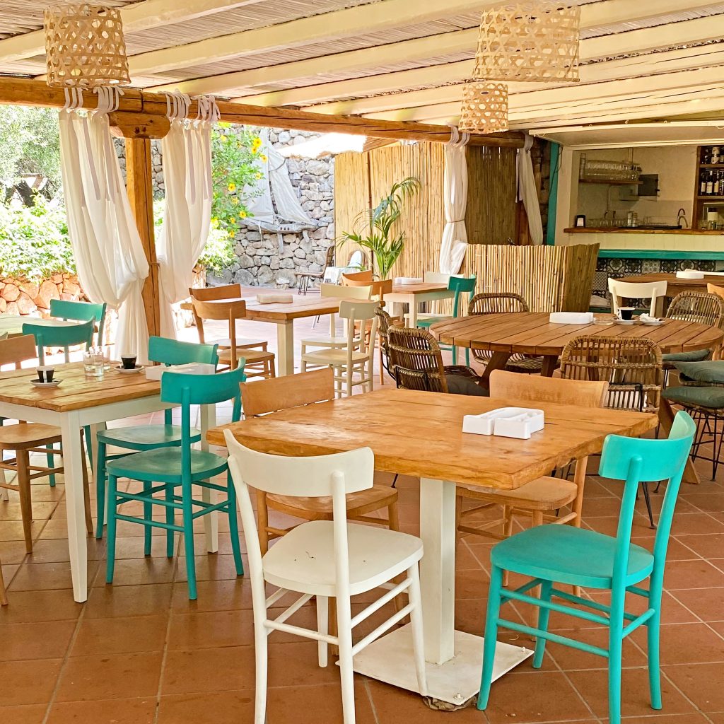 ristorante all'aperto in legno con sedie e tavoli